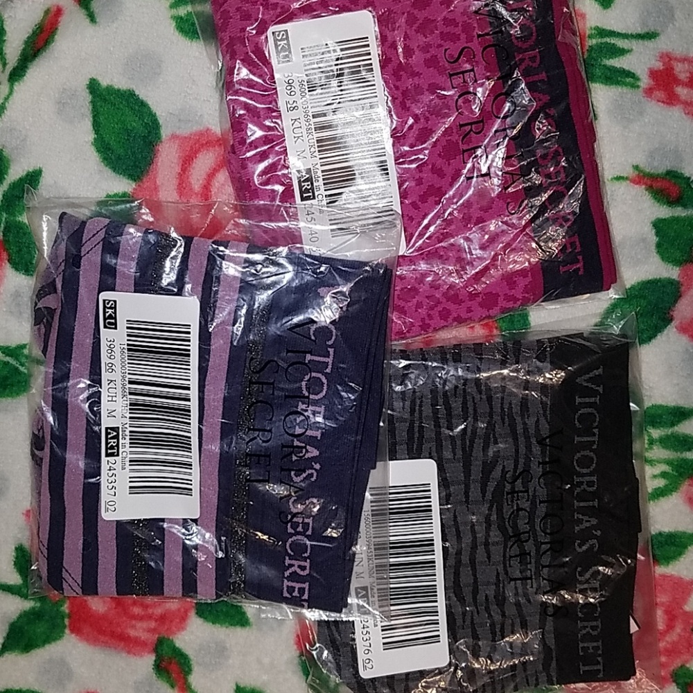 Victoria Secret makeup bag and 3 prs of Med pantie - Picture 4 of 7